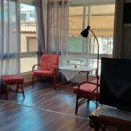 2 Bedroom Lovely Place With Free Parking Appartement