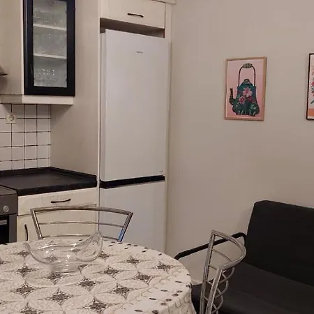 2 Bedroom Lovely Place With Free Parking *